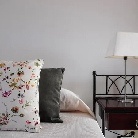 Apartman Bright House With Working Space