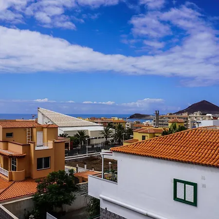 Apartman Bright House With Working Space