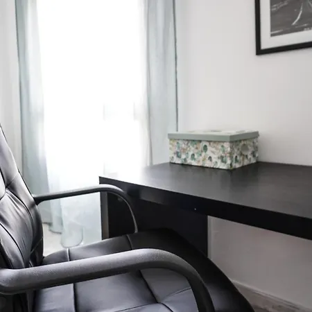 Appartement Bright House With Working Space